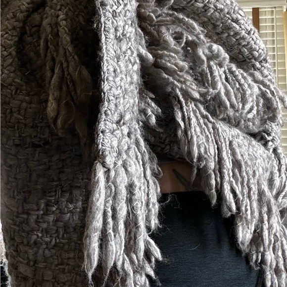 Manos Del Uruguay fringe wrap - Picture 7 of 7